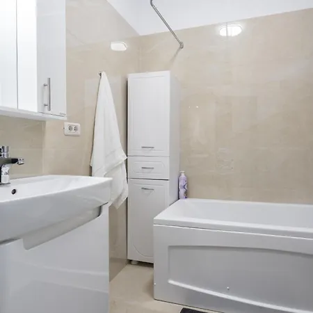 1025 Apartament *